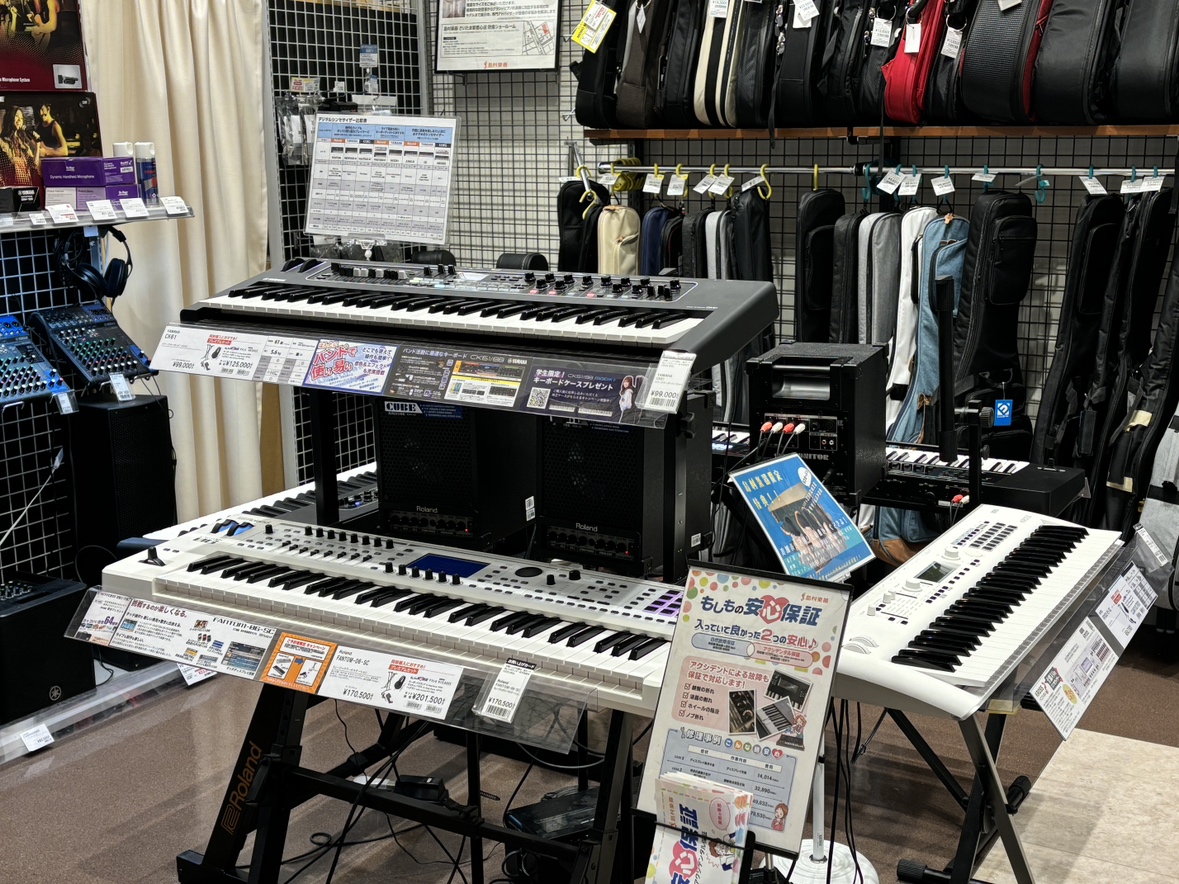 こんにちは！ 島村楽器モラージュ菖蒲店　デジタル担当の園田です。 シンセサイザーとは、「 電気の音を自由にデザインして鳴らす楽器 」 です。 ピアノやギターのように、もともと決まった音だけが鳴るのではなく、音の高さ・明るさ・広がり方まで、自分好みにデザインできるのが最大の特徴です。 1台でピアノ、ス […]