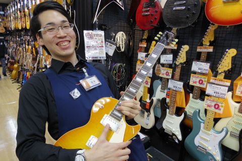 スタッフ写真 エレキギター ギターアドバイザー 坂本