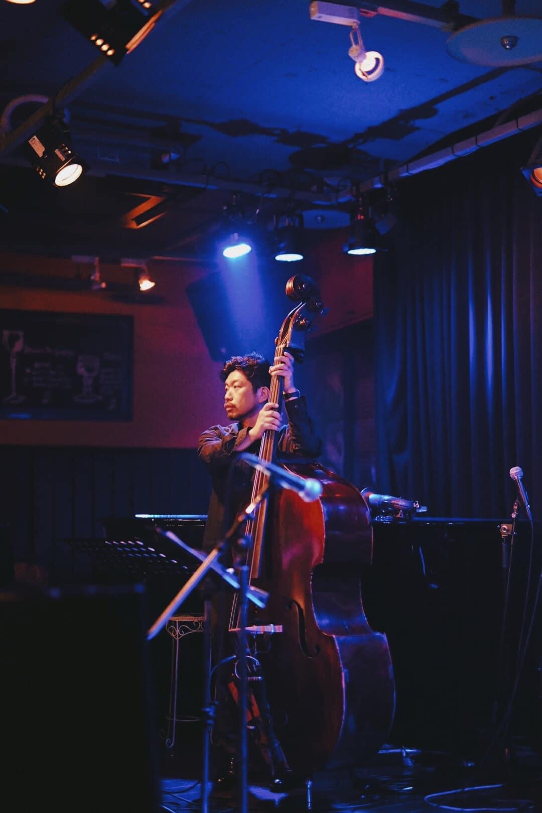 CONTENTS谷井　直人（たにい なおと）　担当曜日:月曜日講師へのインタビューコース概要お問い合わせ谷井　直人（たにい なおと）　担当曜日:月曜日 講師プロフィール 高校生の文化祭に出演するため、エレキベースを始めました。]]当時はロックバンドのコピーをしていました。]]大学を卒業した頃からジャ [&hellip;]