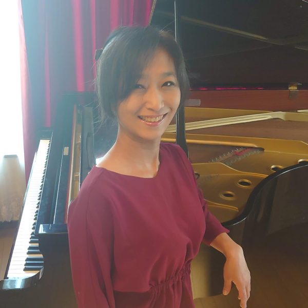 ピアノ講師：渡辺恵子<br />
　　　　　（わたなべ　けいこ）<br />
開講曜日：木曜日