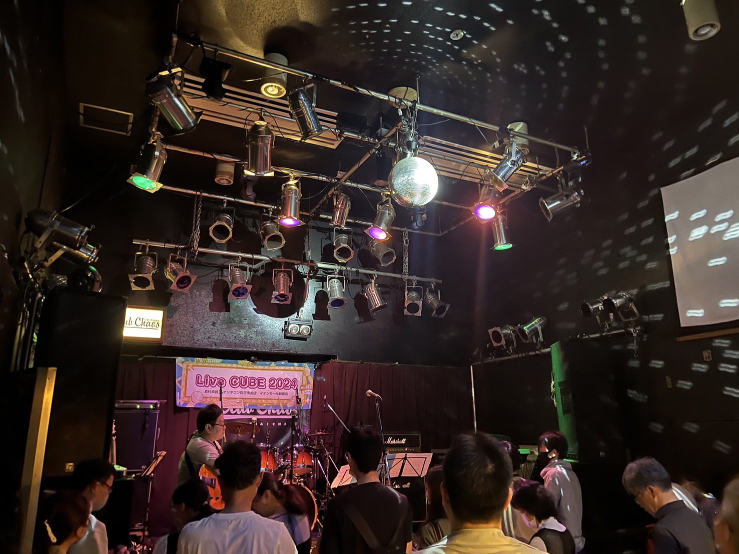 皆さまこんにちは！音楽教室担当の清水（しみず）です！ 2024年6月8日（土）と9日（日）の2日間にわたって、島村楽器イオンモール鈴鹿店とイオンタウン四日市泊店の合同発表会「LIVE CUBE2024」を開催しました。 鈴鹿店・四日市店で音楽教室に通っていただいているギターコース、ベースコース、ドラ […]