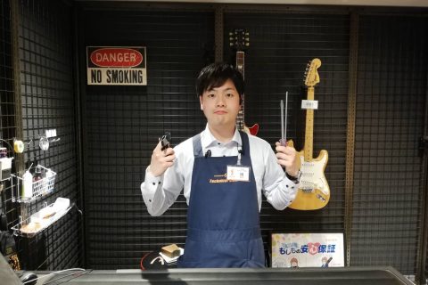 スタッフ写真 ギターリペア 岡
