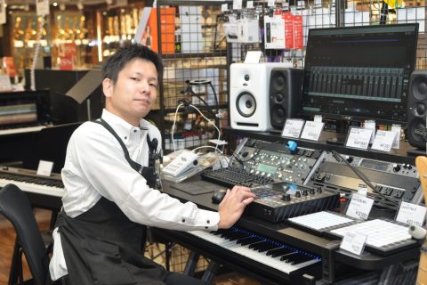 スタッフ写真 デジタル楽器全般・PA機器・DTM・ドラム 湯村