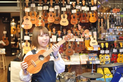 スタッフ写真 音楽教室・ウクレレ 平塚
