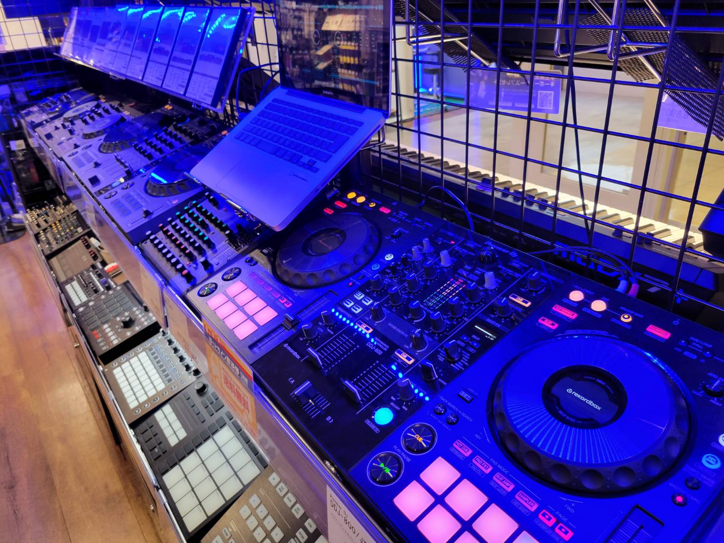 こんにちは！立川店のデジタル楽器担当、齋藤（さいとう）です。今回は当店のDJコーナーと、展示のあるDJ機材をご紹介いたします♪ 立川店のDJコーナー 大人気モデル「DDJ-FLX4」や、ハウスミュージック・テクノ等ロングミックスとの相性抜群のロータリーミキサー「WARM2」等を店頭で実際に触れて頂け […]