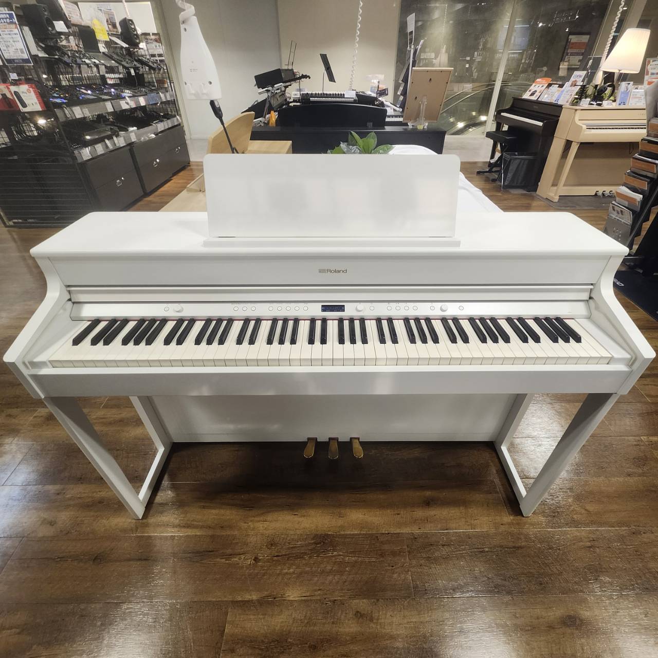 RolandHP702 White