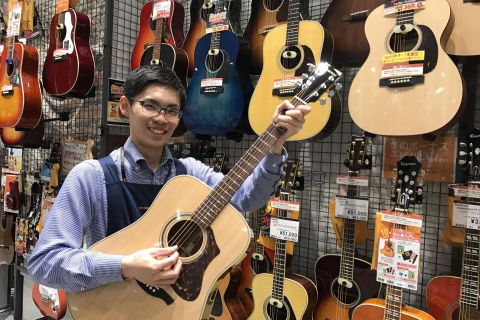 スタッフ写真 ギター、ピアノ、弦楽器 内山 健朗