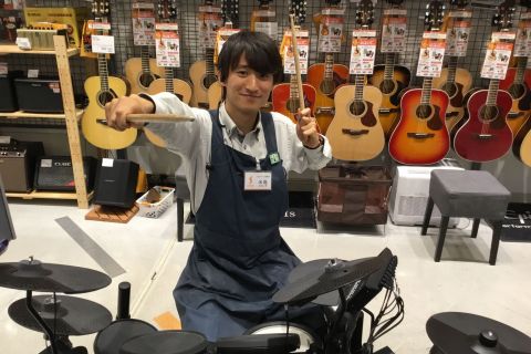 スタッフ写真 ギター、ベース、音響機器、音楽教室 米島 裕紀