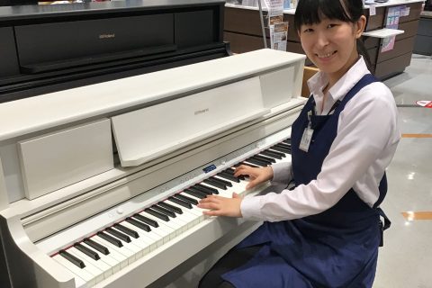 スタッフ写真 電子ピアノ、アコースティックピアノ、弦楽器、ウクレレ 宮地