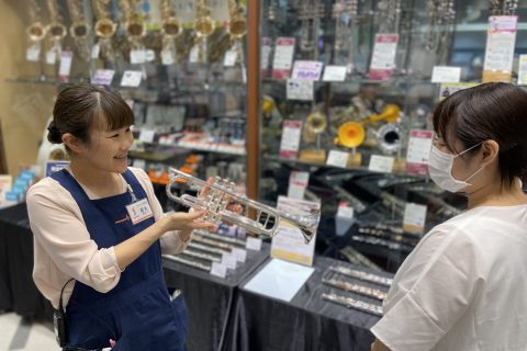 スタッフ写真 キーボード、楽譜 新井