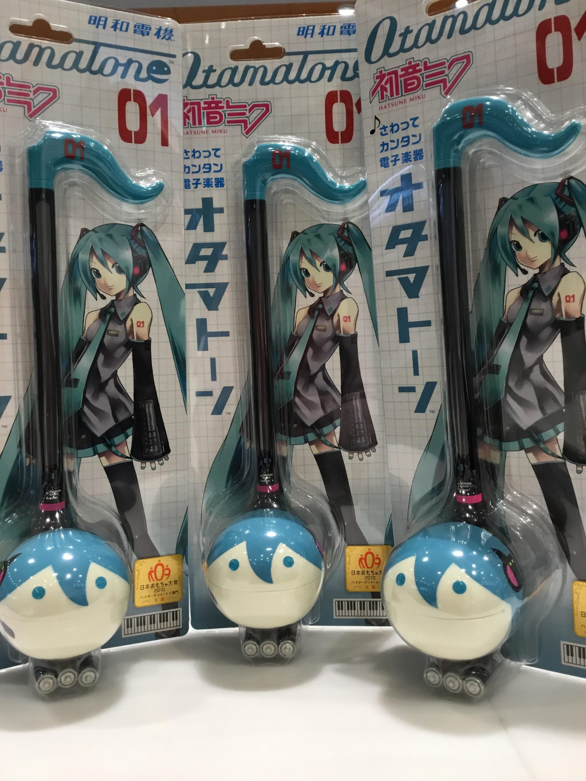 **オタマトーン　初音ミクver.発売！ 世界中で人気のバーチャルシンガー初音ミクとこちらも今や世界的リアルシンガーのオタマトーンがコラボレーション！！ファンにはたまらないレアアイテム！！！]][!!「初音ミク」ロゴ入り]]付属の練習シート曲はもちろん「千本桜」!!] [!!使い方は従来モデル同様! […]