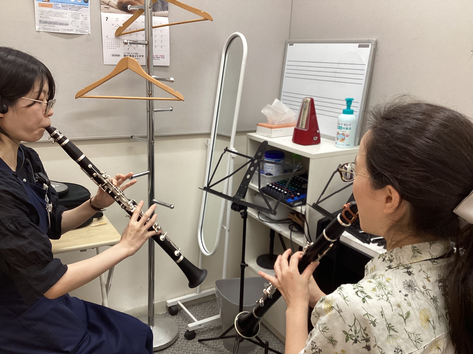 スタッフが音楽教室の体験レッスンを受けて、その様子をレポート！こんにちは！島村楽器イオンモール高崎店　石田です！ 今回は当店のクラリネット科講師、勅使河原 由香先生に教えていただきました！ 小さい頃から趣味でピアノを弾いていましたが、管楽器経験は全くありません！そんな私でもクラリネットを吹くことが出 […]