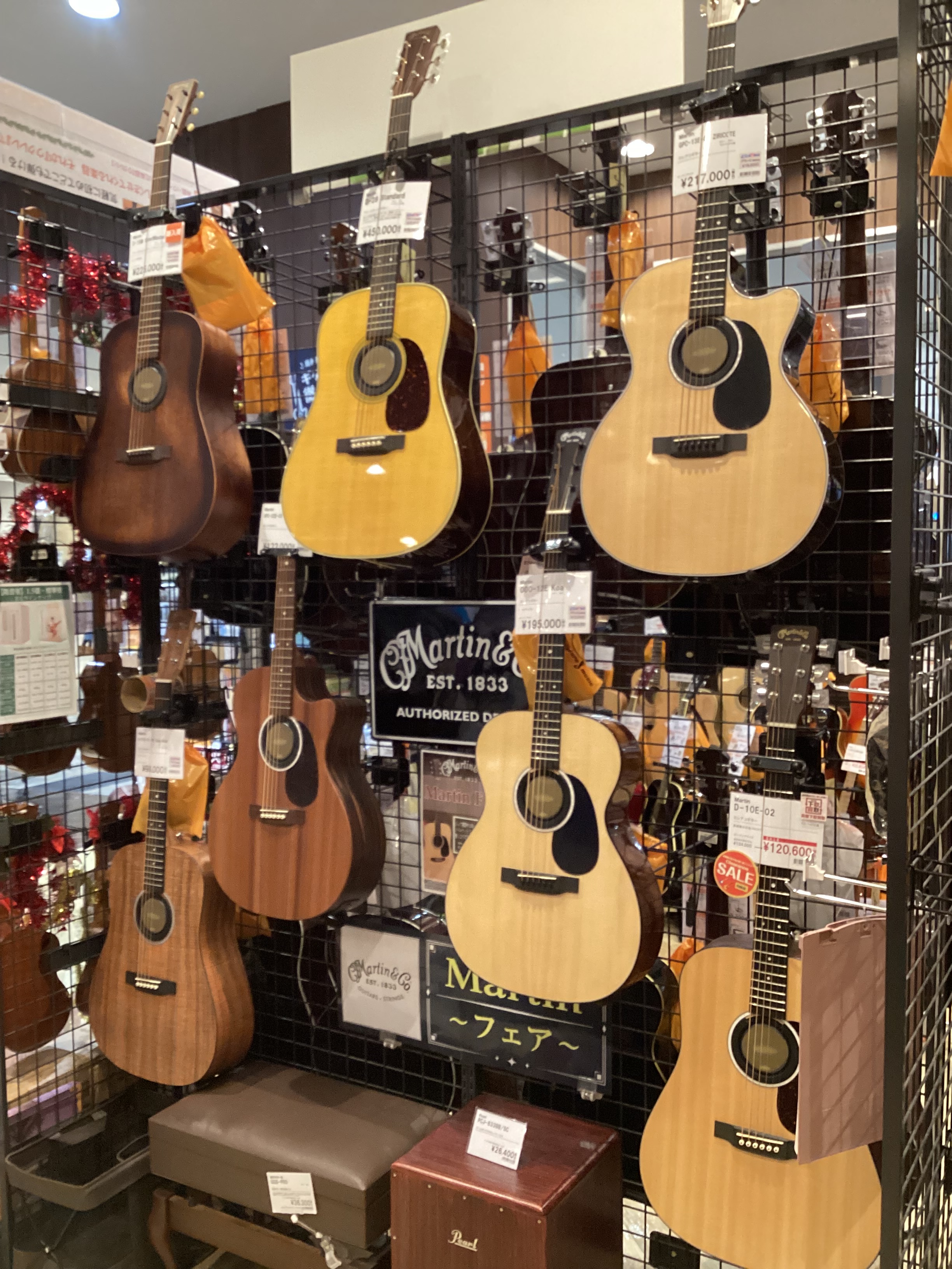 ギター売り場にてMartinギターを大量展示中です！ フェア期間中にMartinギターをお買い上げの方に先着でノベルティをプレゼント中です！！ 数量限定ですので是非お早目にお越しください！