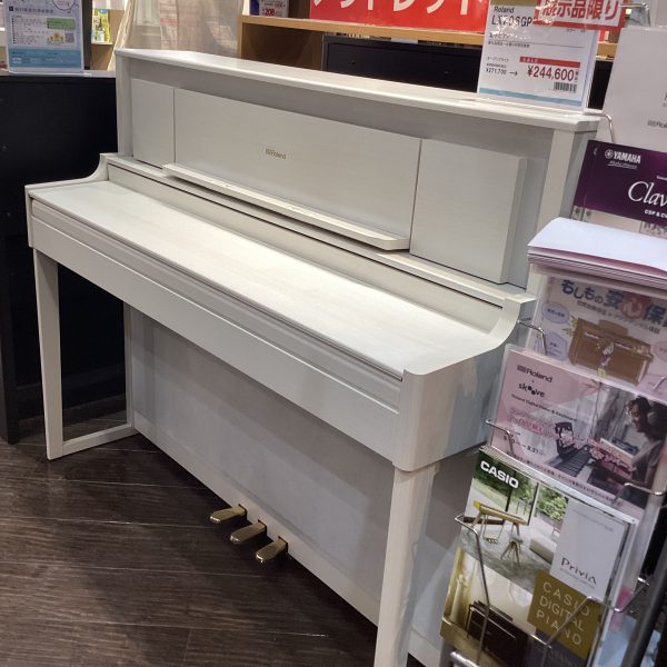 Roland　LX706GP（SR）　<br />
<br />
【付属品】高低椅子・楽譜集<br />
<br />
通常価格￥315,700(税込)→展示品限りの特別価格￥244,600(税込)<br />
<br />
生産完了品。※展示品につき、キズやスレ等ご了承ください。<br />
目立つ箇所は載せておりますが、見落とし等ございましたら申し訳ございません。<br />
<br />
鍵盤のタッチ感と6スピーカーがついている事が魅力。<br />
なめらかな弾き心地をご体感いただけます。