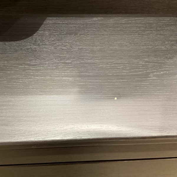 鍵盤蓋に一ヵ所傷（塗装剝がれ）ございます。ご了承ください。