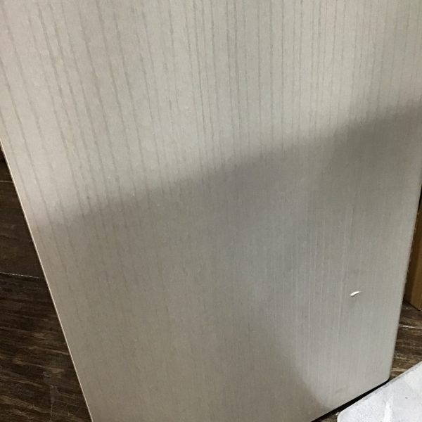 電子ピアノ本体右側下部に一カ所傷（剥がれ）がございます。