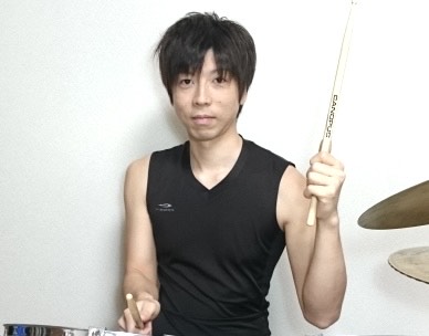 みなさん、こんにちは！当店の音楽教室には、ピアノ、管楽器、声楽、ギター、ドラム等、様々なコースを開講しています。「どんな先生がレッスンしているの？」という疑問にお応えすべく、スタッフが担当講師へインタビュー形式で色々なことをきいてみました！ CONTENTS佐藤 貴志(さとう たかし）先生　プロフィ […]