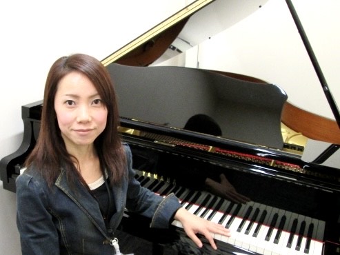 みなさん、こんにちは！当店の音楽教室には、ピアノ、管楽器、声楽、ギター、ドラム等、様々なコースを開講しています。「どんな先生がレッスンしているの？」という疑問にお応えすべく、スタッフが担当講師へインタビュー形式で色々なことをきいてみました！ CONTENTSピ後藤 直美(ごとう なおみ）先生　プロフ […]