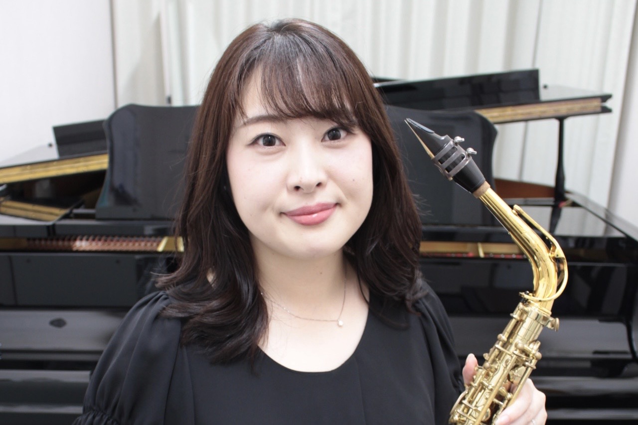 みなさん、こんにちは！当店の音楽教室には、ピアノ、管楽器、声楽、ギター、ドラム等、様々なコースを開講しています。「どんな先生がレッスンしているの？」という疑問にお応えすべく、スタッフが担当講師へインタビュー形式で色々なことをきいてみました！ CONTENTS大澤 知代(おおさわ ともよ）先生　プロフ […]
