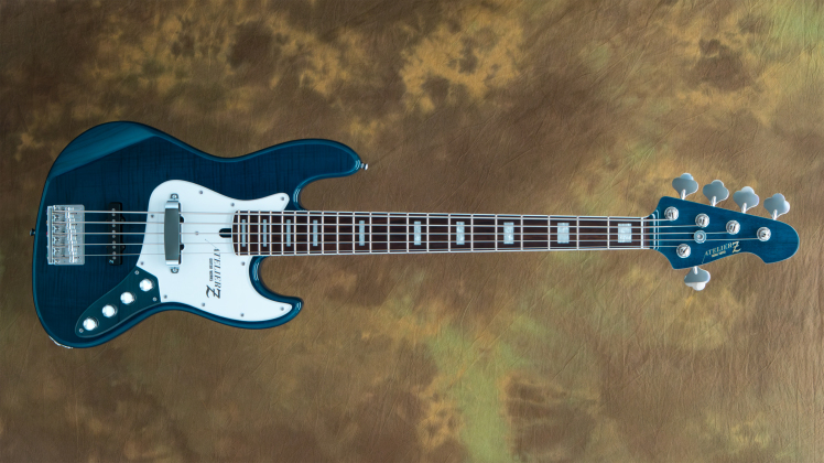 やまもとひかる Signatureに新モデルが登場 「YOASOBI」のサポートベーシスト、「Aooo」での活動で知られる、やまもとひかる氏。彼女が使用する「AOLIER ~gogen~」のフィーリングに近づけたシグネチャーエントリーバージョンモデルが登場！ ピックアップには「ATELIER Z J [&hellip;]