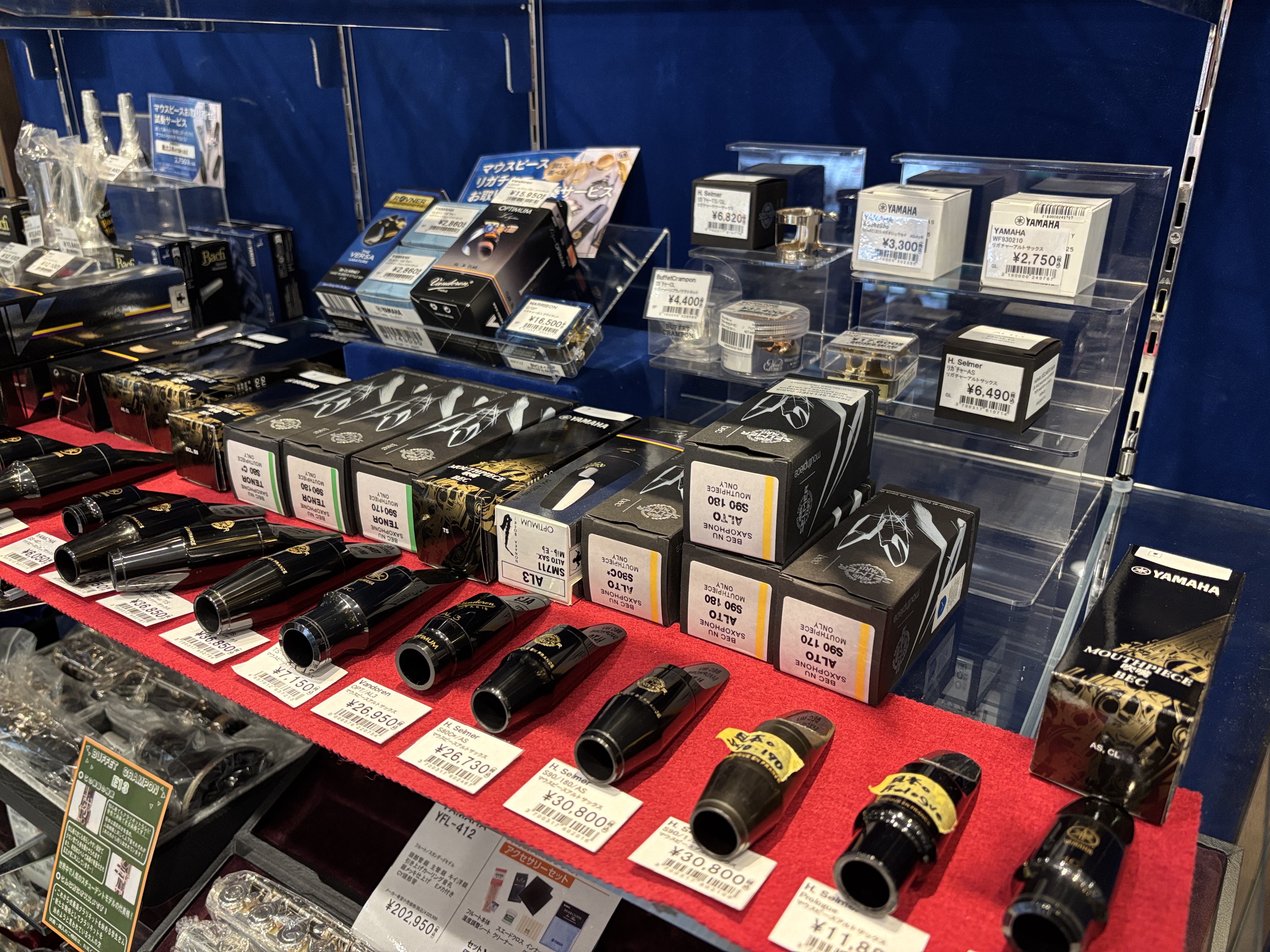 皆様こんにちは。島村楽器イオンモール天童店では、管楽器マウスピースやリガチャー、お手入れ用品等豊富に取り揃えております。店頭にないものはお取り寄せも可能ですので、お気軽にお問い合わせください。 CONTENTSサックスマウスピース・リガチャークラリネットマウスピース・リガチャートランペットマウスピー [&hellip;]