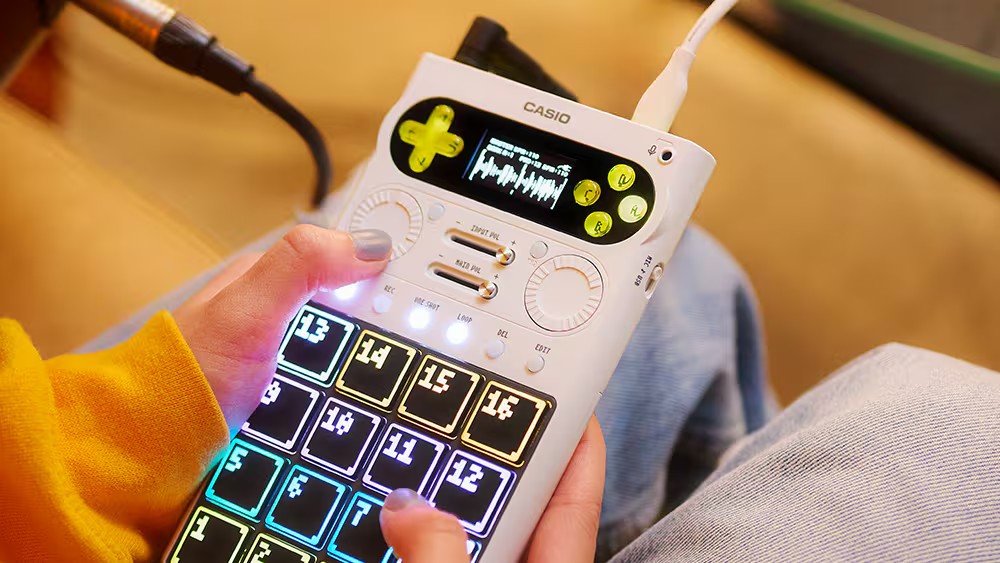 CASIO（カシオ）がNAMM Show 2026で発表したコンパクトなポータブルスタンドアローンサンプラー「SXC-1」の国内発売が決定いたしました！ CONTENTSSXC-1の特徴SXC-1の発売情報SXC-1の特徴 SXC-1は軽量コンパクトなサンプラー＆シーケンサーです。持ち運びがしやすい [&hellip;]