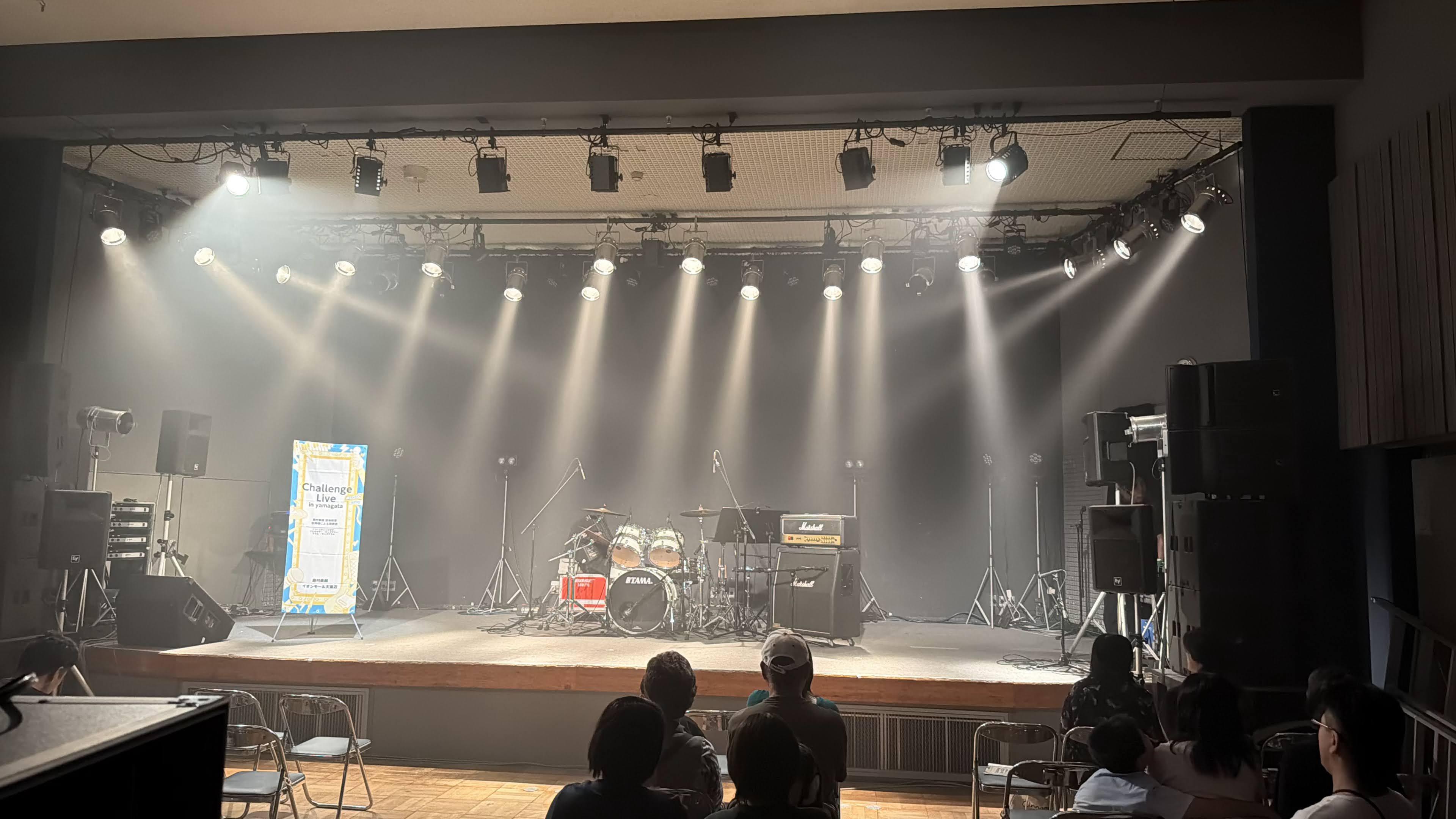 みなさんこんにちは、島村楽器イオンモール天童店、音楽教室担当の江口です。 6月14日、当店のギター、ドラムコースの生徒様による発表会「Challenge Live 2026」が開催されました！ 今回はイオンモール天童店“初”となる「本格的なライブハウス」での開催！ライブハウス仕様の特別な照明と音響の [&hellip;]