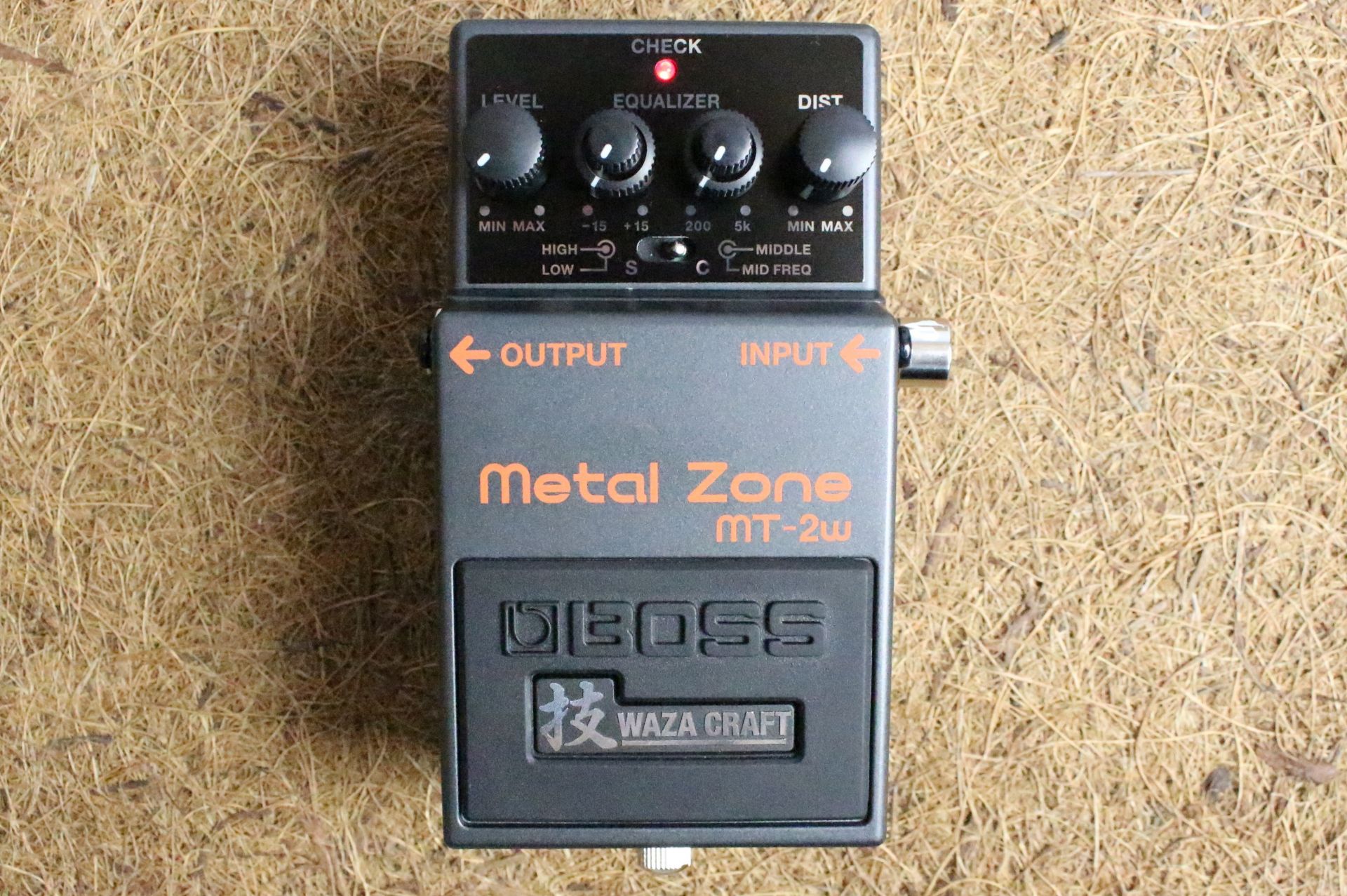 "MT-2" Metal Zoneを元にカスタムを加えたモデル。外観に大きな変化はないものの、"MT-2" のエフェクター界屈指のハイゲインサウンドを、さらに幅広い音色で出力できるようになっています。  また、最高品質のバッファーを搭載しスペック面でもアップグレード。これにより、エフェクトOFF時のバイパス音も原音を損なうことなく、ピュアなトーンを出力可能になりました。