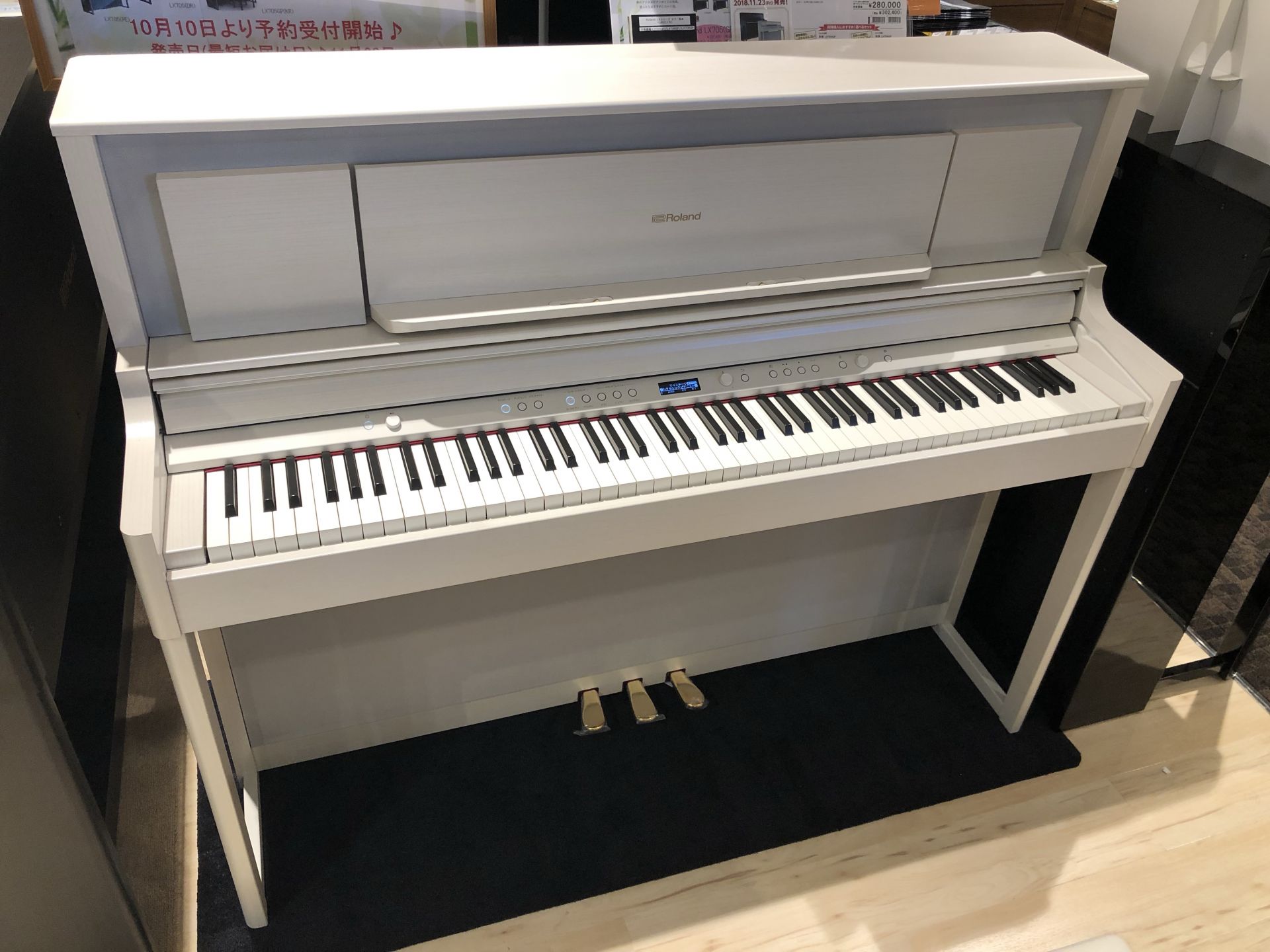 *Roland / LX706GP **グランドピアノに迫る弾き応えを]]洗練されたアップライト・キャビネットに]]凝縮したハイエンド・ホームピアノ LX706は、洗練されたアップライトのキャビネットに、フラッグシップ・モデル同等の音、響き、鍵盤を搭載。 フルコンサート・グランドピアノのクラシックな […]