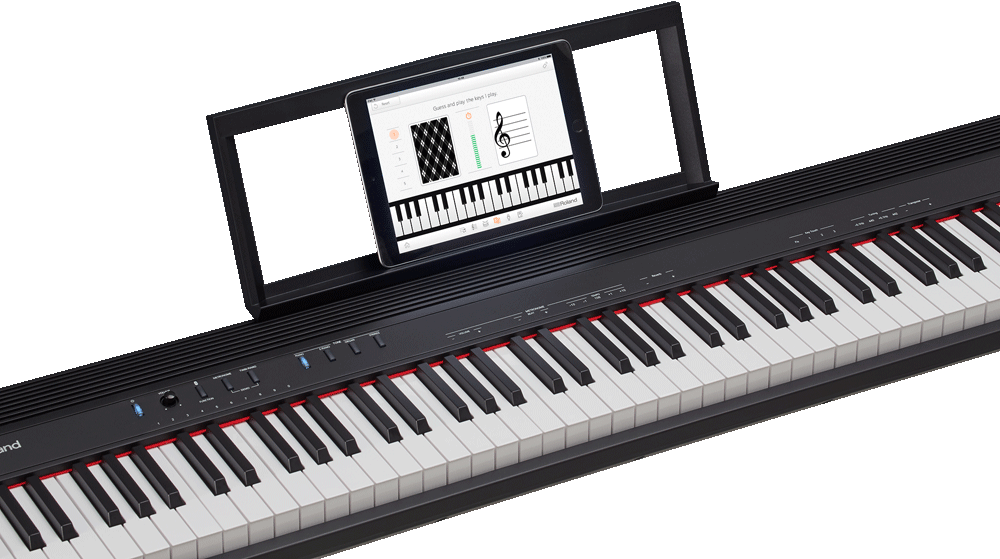 YouTube動画と一緒に 「GO:PIANO88」には、iPhoneなどのスマートフォンやタブレットと無線で繋ぐ Bluetooth 機能が搭載されています。 ワイヤレス（ケーブルなし）で、携帯デバイスに入っている音楽や動画の音を本体のスピーカーから再生することが可能。YouTubeなどの動画と一緒に練習やセッションがおこなえます。  また、無料アプリ「Piano Partner 2」にも対応。内蔵曲の譜面をタブレットに表示したり、音あてゲームで楽しく音感を身に付けたりと、ピアノ演奏を飽きずによりいっそう楽しむことができます。