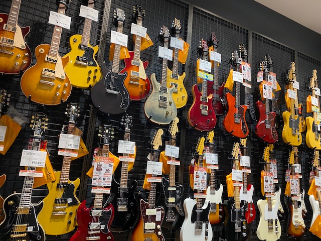 皆さんこんにちは。島村楽器ららぽーと愛知東郷店ギターアドバイザーの東(ひがし)です。 **東郷店ギターコーナー 東郷店では、[!!エレキギターが約70本、アコースティックギターが約100本!!]ほど展示しています。 東郷店では皆さんの選んで頂くギターたちの中にこういった [!!POP!!]が付いてあ […]
