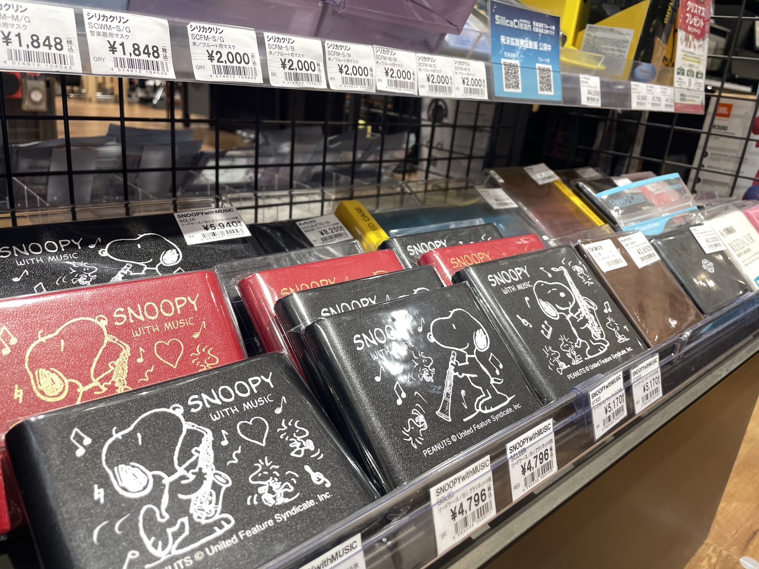 リード楽器ユーザーの皆様に朗報です！ 無地からスヌーピー、本革、木製のケースまで幅広く入荷したので、この機会に是非ご覧ください。 リードケース、ちゃんと選んでいますか？？ リードケースはガラスとクッションでできたものからプラスチック製のものまで 数多く存在します！自分の目的にあったリードケースを選ん […]