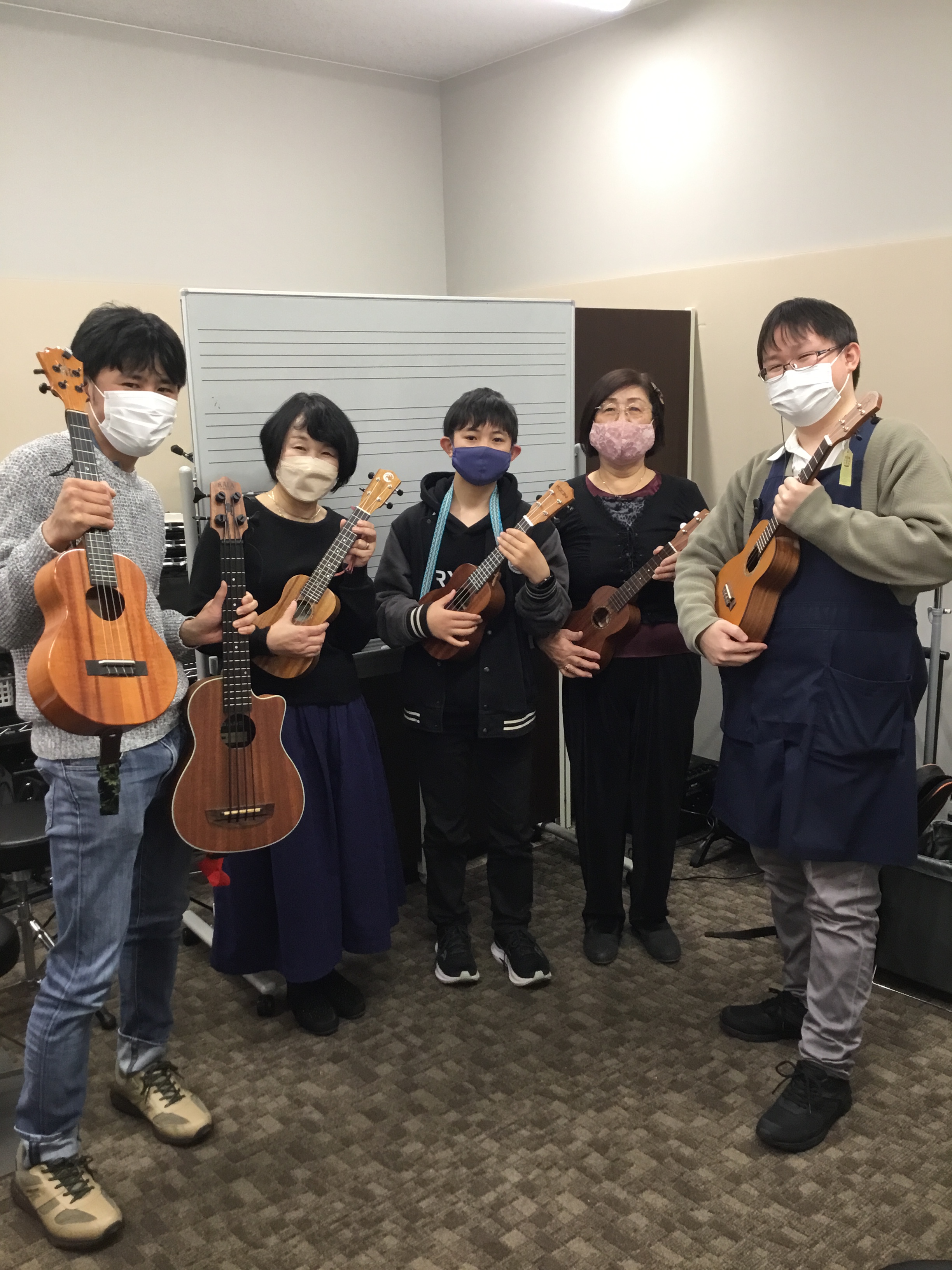 新年一発目！2023年1月もウクレレサークル開催しました！それでは当日の様子をレポートさせていただきます。 今回は4名の方にご参加いただきました。練習を進めていくにつれて、ストロークをアレンジする余裕も生まれて曲の軽快さが増しましたね！ウクレレベースも加わり、アンサンブルをより楽しむことが出来ました […]