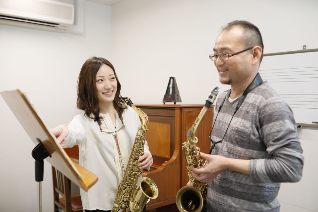 CONTENTS中～上級者の方も楽しく通われています♪大切なのは「サックスを続ける環境」サックスの演奏に必要な物どんなレッスンをするのサックス講師紹介レッスンルームレッスン料金体験レッスン充実の会員サービスよくある質問お問い合わせ中～上級者の方も楽しく通われています♪ 学生の頃、吹奏楽部でサックスを […]