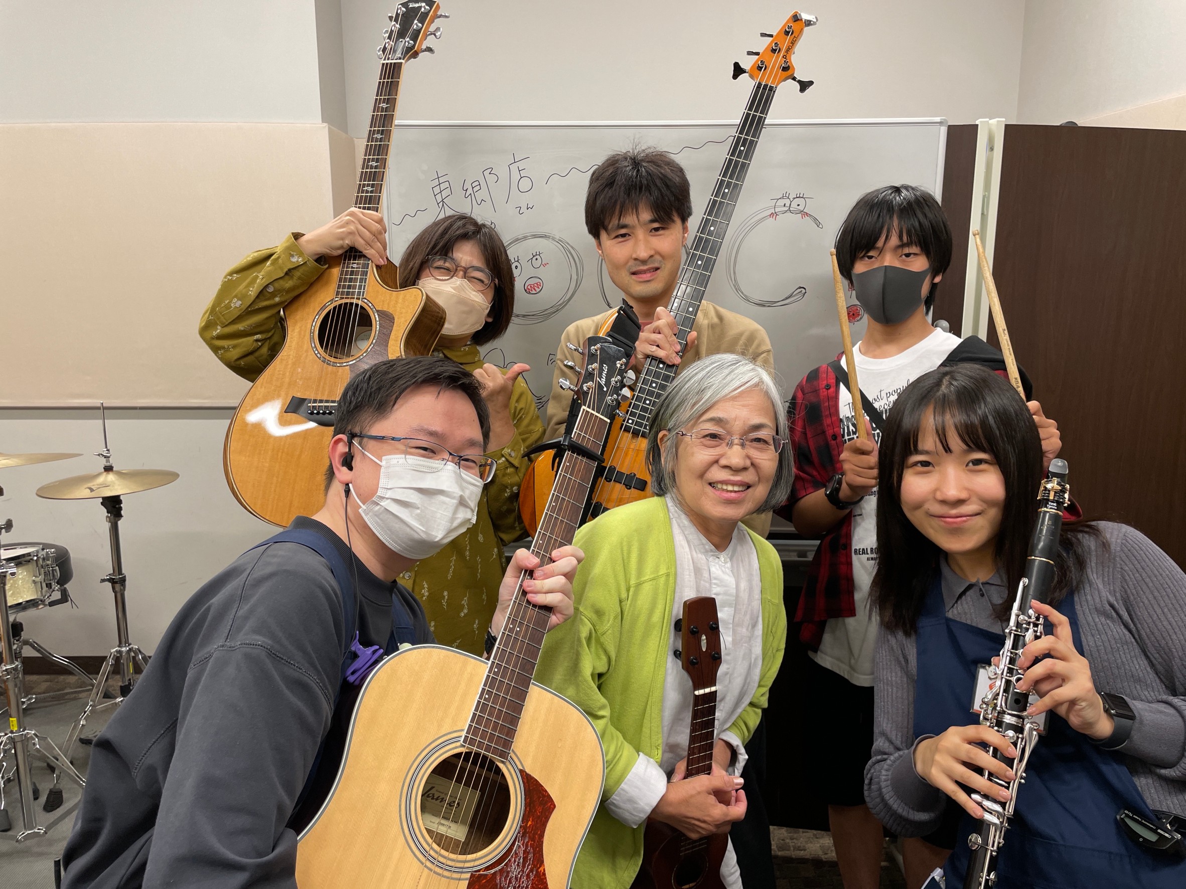 こんにちは！東郷店OMC担当の大矢です！5月東郷店オープンマイククラブの開催レポートをお送りします✨ 今回はギター、ベース、ドラム、ウクレレ、クラリネットの愉快な楽器で、総勢7人で演奏しました！！ マリーゴールドを演奏するのは2021年11月の初回ぶりです！久しい！！！ ゆうさん(ベース)、ヒロさん […]