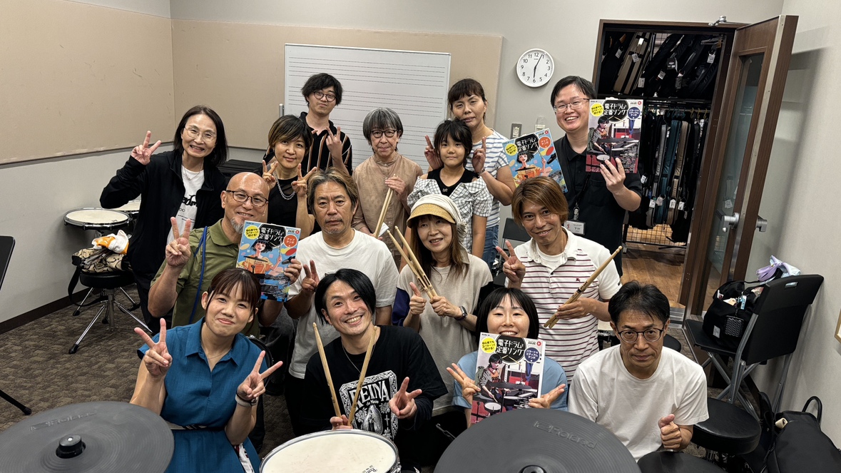 CONTENTS森谷亮太さんをご紹介します！イベントの様子今回使用した教則本はこちら！最後に森谷亮太さんをご紹介します！ イベントの様子 簡単な挨拶の後は自己紹介代わりのデモ演奏からセミナースタート！電子ドラムとアコースティックドラムの発音の仕組みの違いの解説から、楽器の鳴らし方やスティックの握りに […]