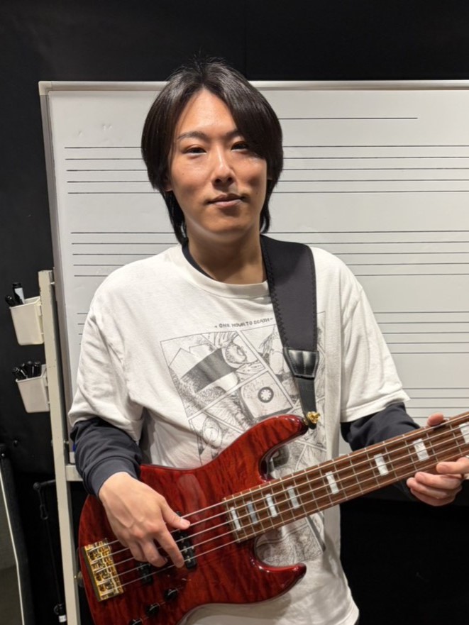 エレキベース講師狩野 真宙（かりの まおき）