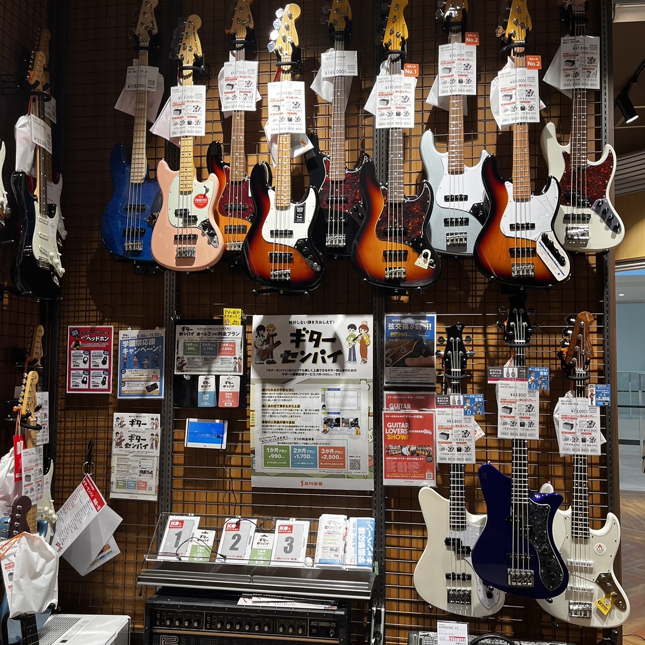 こんにちは！豊川店の竹内です。今回はベース弦の選び方についてご紹介いたします CONTENTSこの記事を書いた人　ギター担当：竹内　初めての弦選びお手伝いいたします！弦の素材について弦のゲージ（太さ）についてスケール（弦長）の違いについてベース弦　売れ筋ベスト3最近、弦交換してますか？おわりにこの記 […]