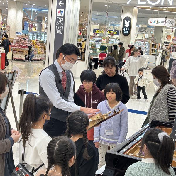 鍵盤の構造を模型を使って説明