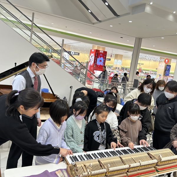 実際に鍵盤を触って、ハンマーの動きを見てみよう