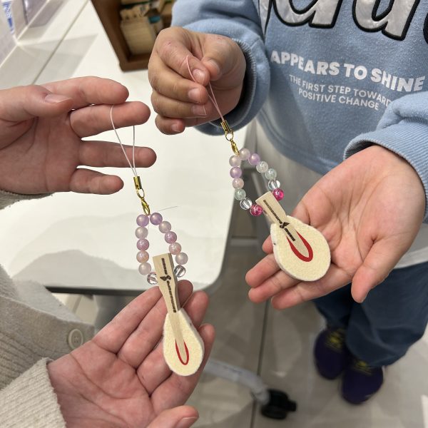 ビーズ、ハンマー、ストラップを結んで完成です！
