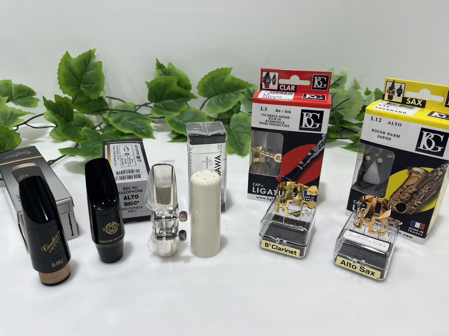 こんにちは、管楽器担当の佐藤です！豊川店では、木管楽器のマウスピース・リガチャーを各種取り揃えております。店頭の商品は試奏室でごゆっくり吹き比べも可能ですので、スタッフまでお声かけ下さいね。みなさまのご来店をお待ちしております♪ CONTENTSマウスピースの各部名称・特徴クラリネット　マウスピース […]