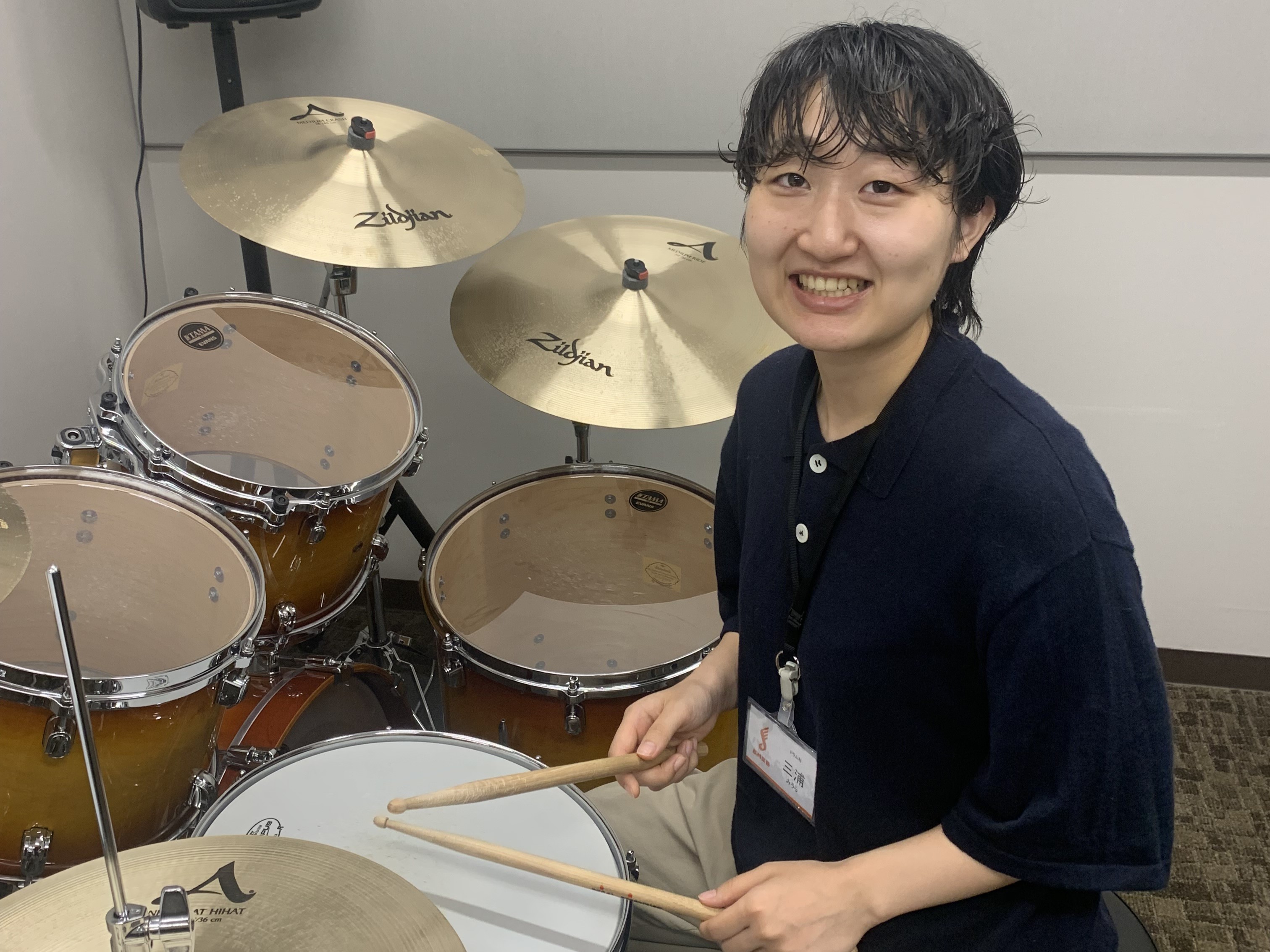 CONTENTS三浦先生にインタビューしました！三浦先生にインタビューしました！ Q1.得意な演奏ジャンルはなんですか？ ポップスやロックなど、主に邦楽の演奏を得意としています。 Q2.ドラムを始めたきっかけは？ 幼い頃から音楽が大好きで、学生の頃、関ジャニ∞の大倉くんがドラムを叩いている姿をテレビ […]