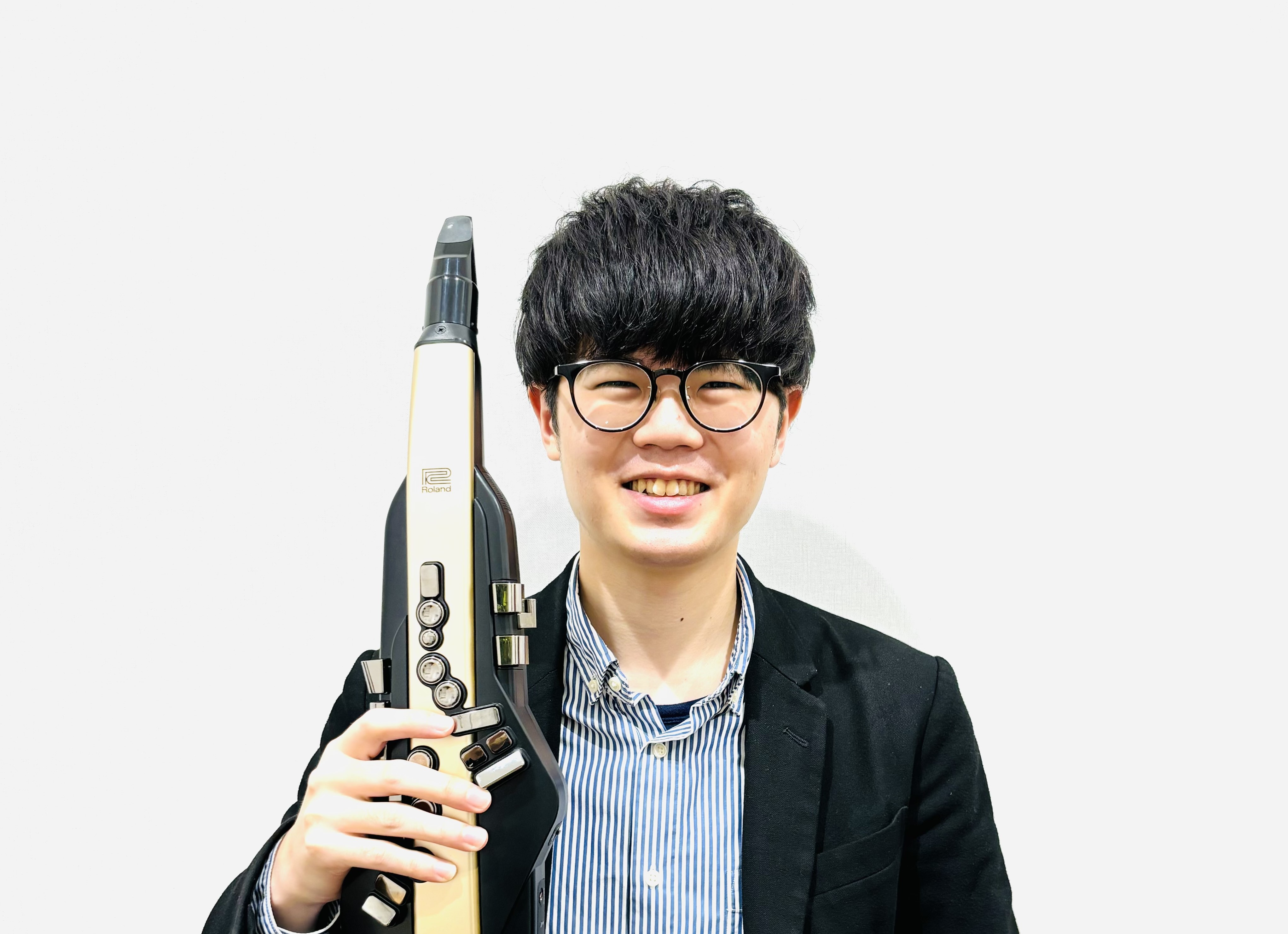 CONTENTSデジタル管楽器とは？デジタル管楽器コース講師：武田涼雅先生コース詳細楽器のご案内お問い合わせお申込みはこちらデジタル管楽器とは？ デジタル管楽器とは、ボタンを押さえて息を吹き込むだけで音が鳴り演奏ができる楽器のことです。ウインドシンセ・電子管楽器・電子吹奏楽器とも呼ばれています。音程 […]