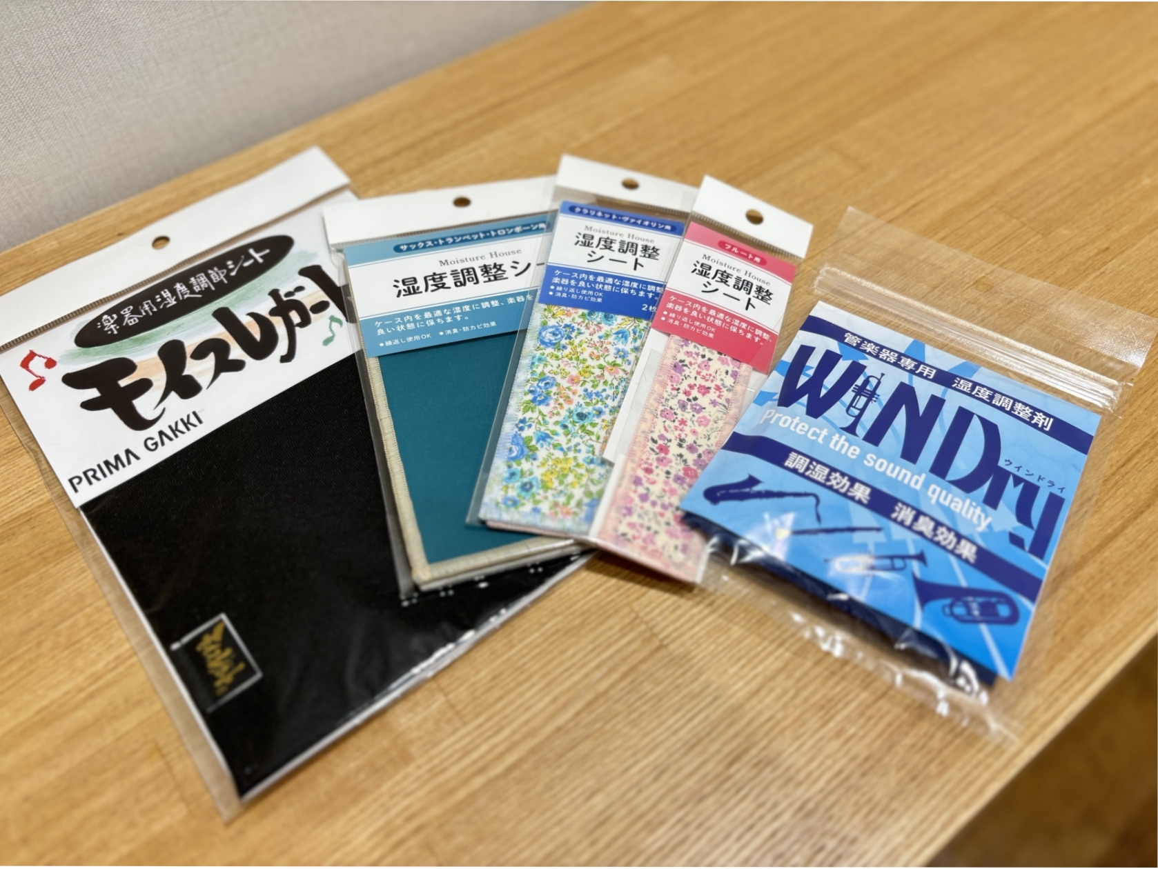 CONTENTSなぜ湿度管理が大事？湿度調整アイテムリードの湿度管理といえば！管楽器担当紹介管楽器総合豊川店管楽器のご案内なぜ湿度管理が大事？ 管楽器はとても繊細な楽器です。ケース内の湿度は40％～60%が適切だと言われています。湿度対策を怠ると、特に木管楽器は、タンポの膨張や接続部分の木の膨張で楽 […]