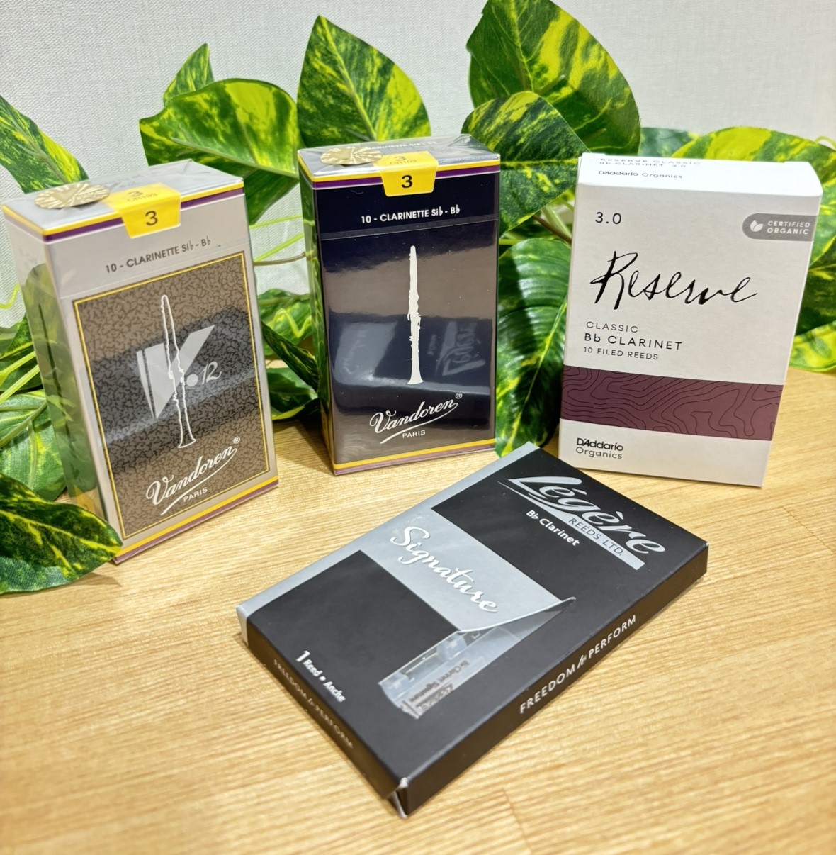 こんにちは！豊川店クラリネット吹き8年目の稲光です♪今回は、クラリネットを演奏している方がお悩みであろう、リードについてお話ししたいと思います！個人の主観や吹いてみた感想も取り入れていますので、ご参考までにどうぞ♪ CONTENTSケーンと樹脂リードの違い当店展示中のリード他おすすめリード樹脂リード […]