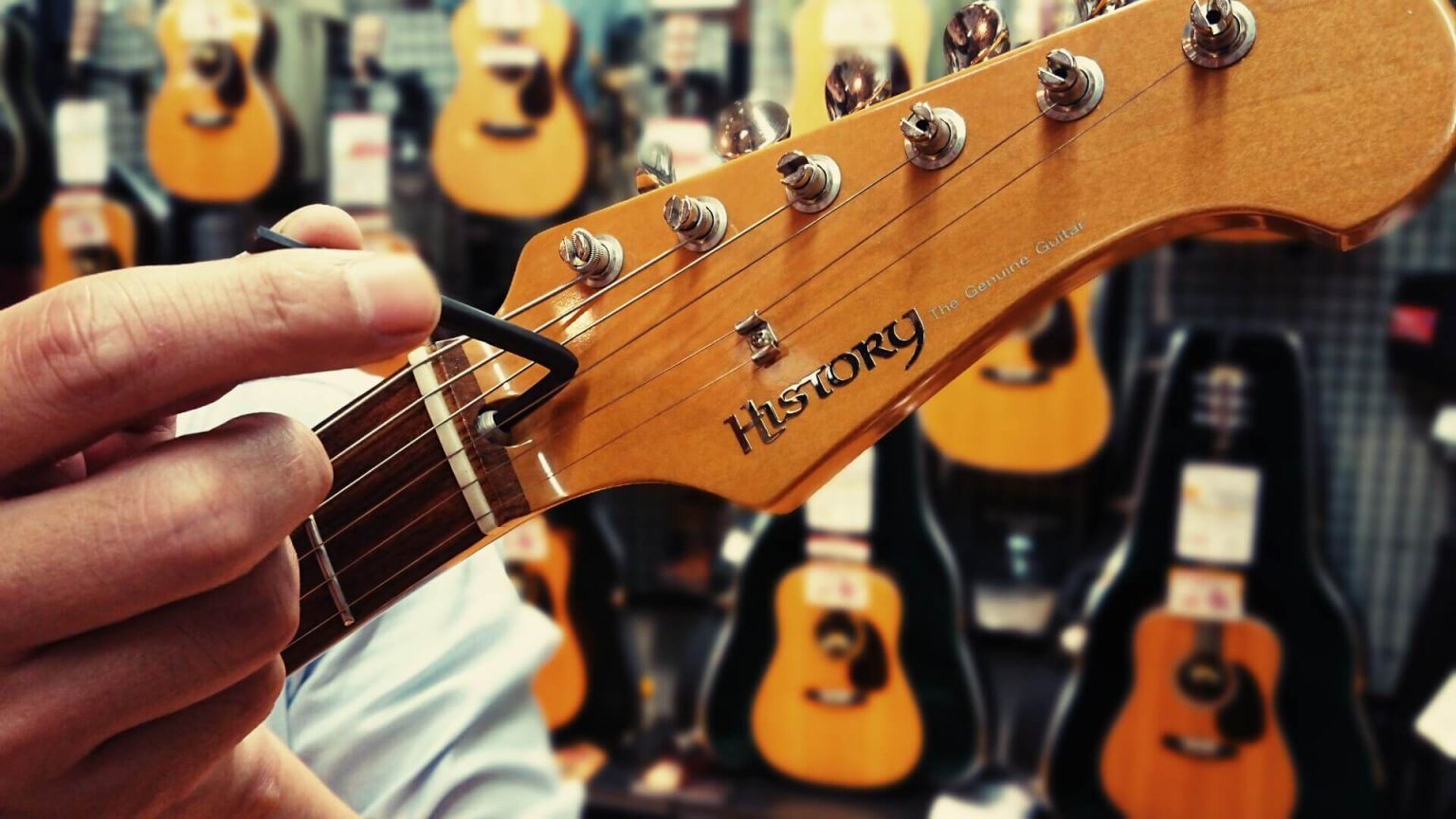 こんにちは！島村楽器イオンモール豊川店 ギター担当の佐々木です。 ジメジメして暑かった夏も終わり、少しずつ涼しくなってきましたね🍂この季節は湿度が下がり、ギターのコンディションも変化しやすくなる時期です。 今回は、そんなお悩みにぴったりの「ギターの正しい保管方法」についてご紹介します！もちろん、夏場 […]