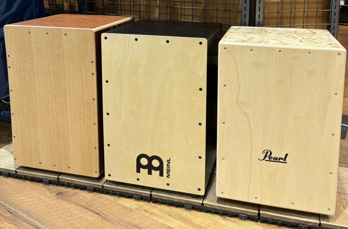 こんにちは。豊川店のドラム担当の稲光です。座って叩ける“箱ドラム”カホン。手で軽く叩くだけで、ドラムのような迫力あるサウンドが楽しめます。はじめての方も、ぜひ店頭で音をお試しください🌟 CONTENTSカホンとはDanjon ダンホン45HPearl PCJ-CBC/SC NATMEINL(マイネル [&hellip;]