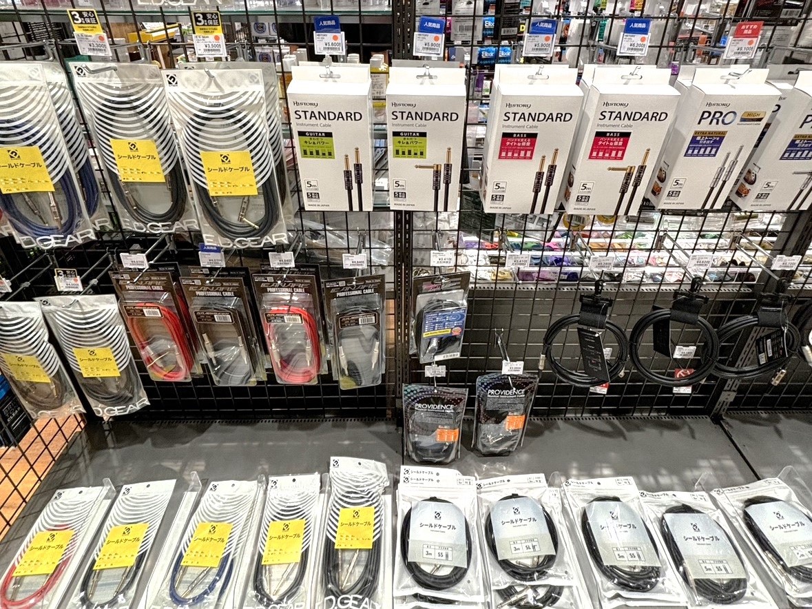 「スタジオやライブのために、ギター用のシールドを買おう！」と思っても、 「長さの種類が多すぎる！」「ストレートとかL字とか、どっちを買えばいいの？」 と迷ってしまいませんか？ そこでこの記事では、学祭ライブで初めてステージに立つ初心者ギタリストの学生向けに、「絶対に迷わないシールドの選び方」と「本番 [&hellip;]