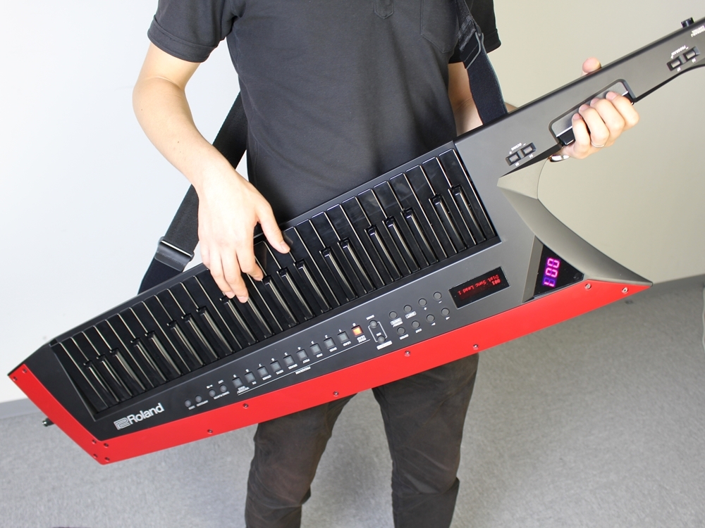 ショルダーキーボード、Roland「AX-Edge」発売開始！｜島村楽器